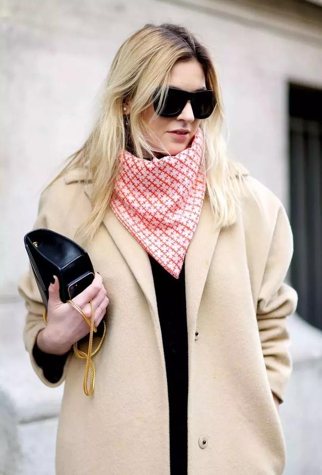 丝巾怎么打结好看，丝巾的6种简单系法总有一款适合你（丝巾的九种最潮系法让你美过春天路过夏天）