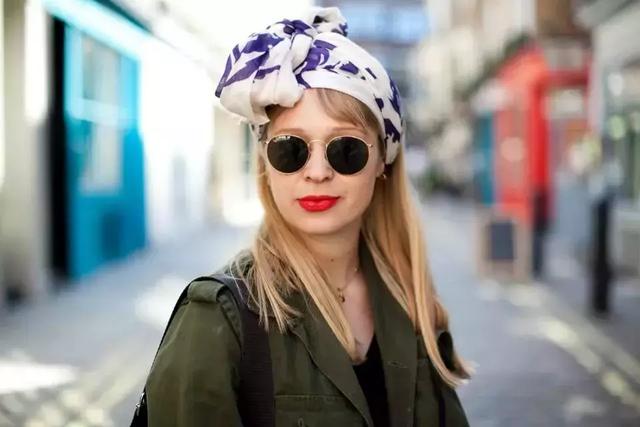 丝巾怎么打结好看，丝巾的6种简单系法总有一款适合你（丝巾的九种最潮系法让你美过春天路过夏天）