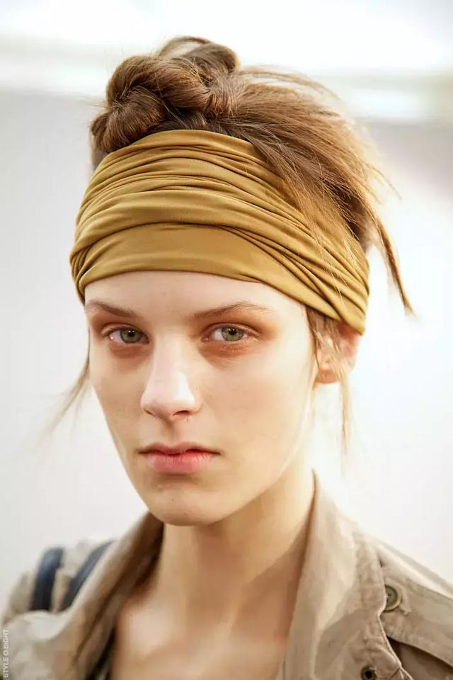 丝巾怎么打结好看，丝巾的6种简单系法总有一款适合你（丝巾的九种最潮系法让你美过春天路过夏天）