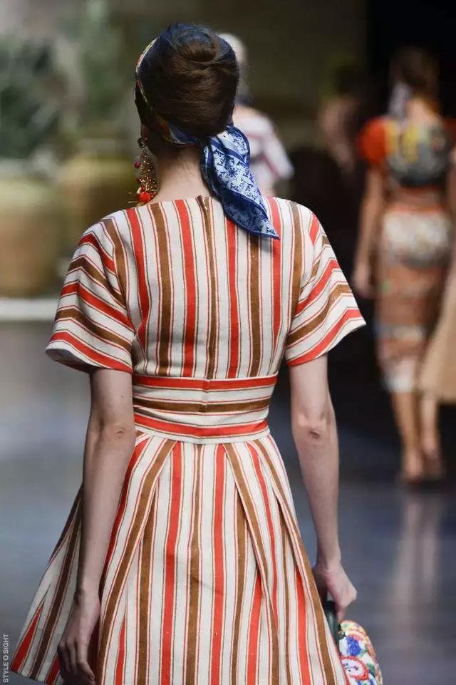 丝巾怎么打结好看，丝巾的6种简单系法总有一款适合你（丝巾的九种最潮系法让你美过春天路过夏天）