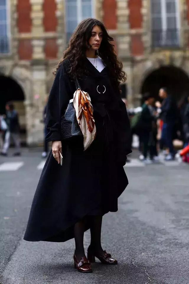 丝巾怎么打结好看，丝巾的6种简单系法总有一款适合你（丝巾的九种最潮系法让你美过春天路过夏天）