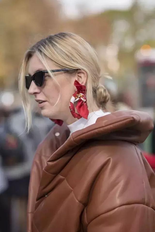 丝巾怎么打结好看，丝巾的6种简单系法总有一款适合你（丝巾的九种最潮系法让你美过春天路过夏天）