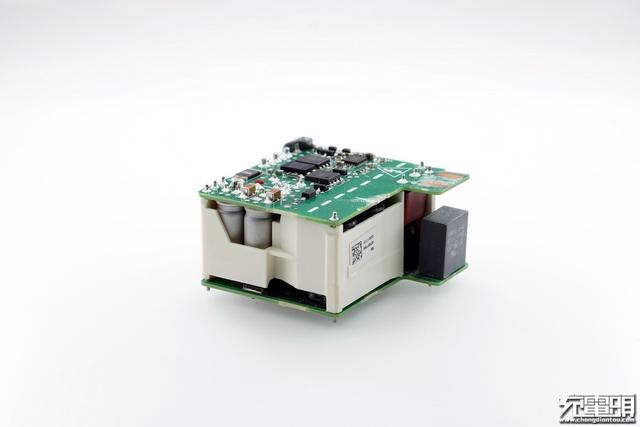 华为手机充电器，华为三口usb充电器拆解（支持UFCS融合快充与65W）