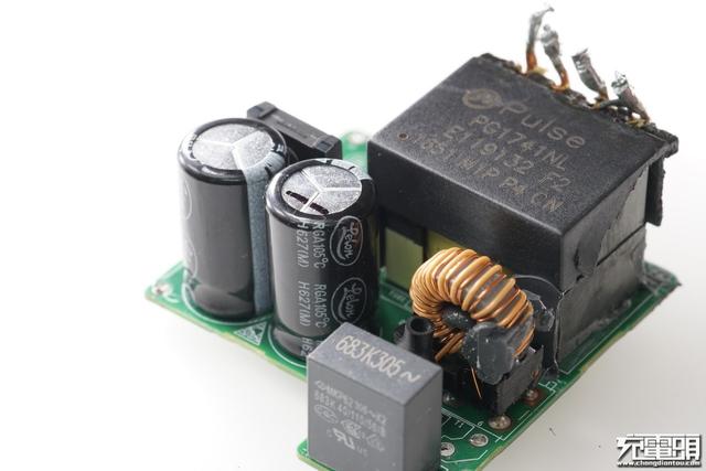 华为手机充电器，华为三口usb充电器拆解（支持UFCS融合快充与65W）