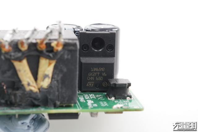 华为手机充电器，华为三口usb充电器拆解（支持UFCS融合快充与65W）