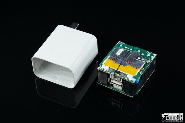 华为手机充电器，华为三口usb充电器拆解（支持UFCS融合快充与65W）