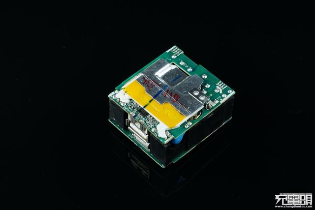 华为手机充电器，华为三口usb充电器拆解（支持UFCS融合快充与65W）