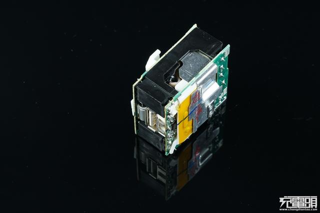 华为手机充电器，华为三口usb充电器拆解（支持UFCS融合快充与65W）