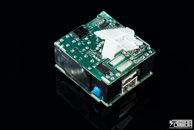 华为手机充电器，华为三口usb充电器拆解（支持UFCS融合快充与65W）