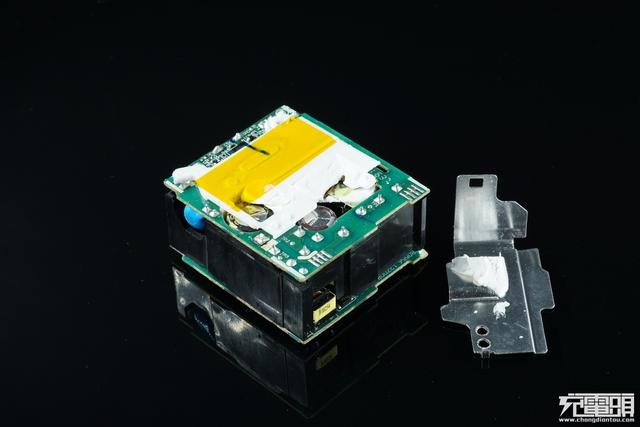 华为手机充电器，华为三口usb充电器拆解（支持UFCS融合快充与65W）