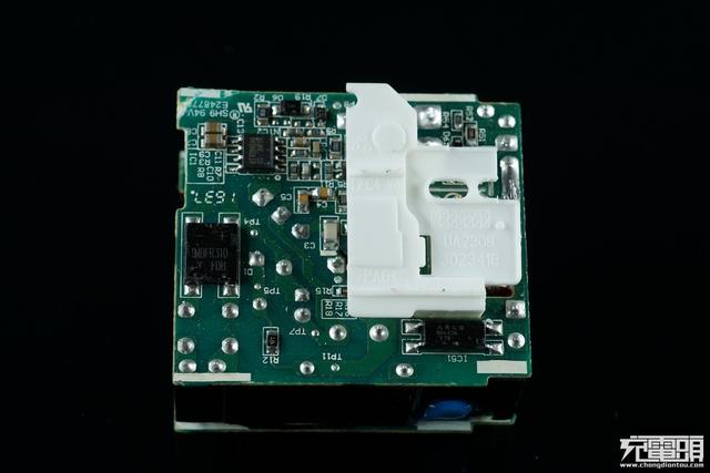 华为手机充电器，华为三口usb充电器拆解（支持UFCS融合快充与65W）