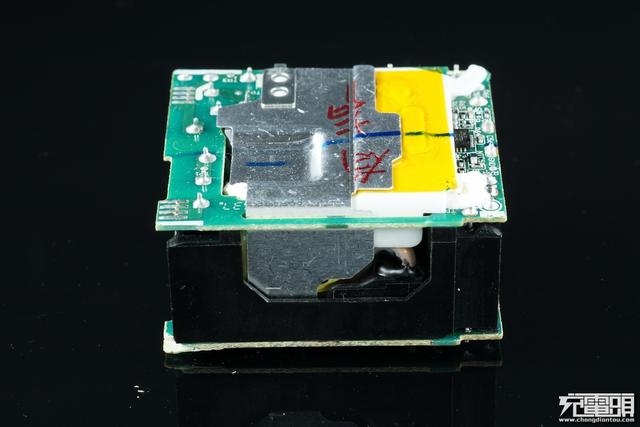 华为手机充电器，华为三口usb充电器拆解（支持UFCS融合快充与65W）