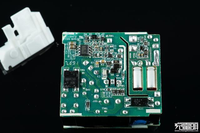 华为手机充电器，华为三口usb充电器拆解（支持UFCS融合快充与65W）