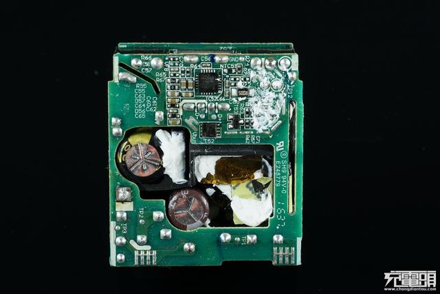 华为手机充电器，华为三口usb充电器拆解（支持UFCS融合快充与65W）