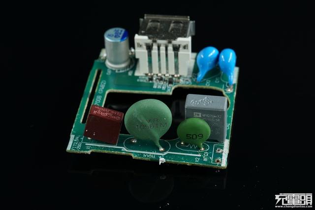 华为手机充电器，华为三口usb充电器拆解（支持UFCS融合快充与65W）