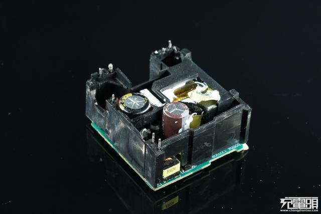 华为手机充电器，华为三口usb充电器拆解（支持UFCS融合快充与65W）