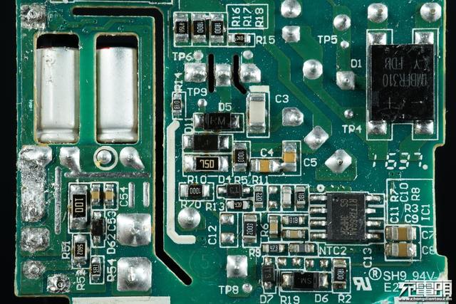 华为手机充电器，华为三口usb充电器拆解（支持UFCS融合快充与65W）