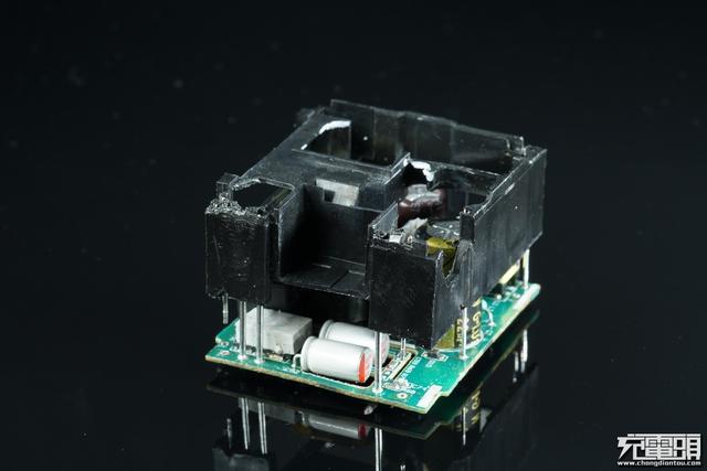 华为手机充电器，华为三口usb充电器拆解（支持UFCS融合快充与65W）