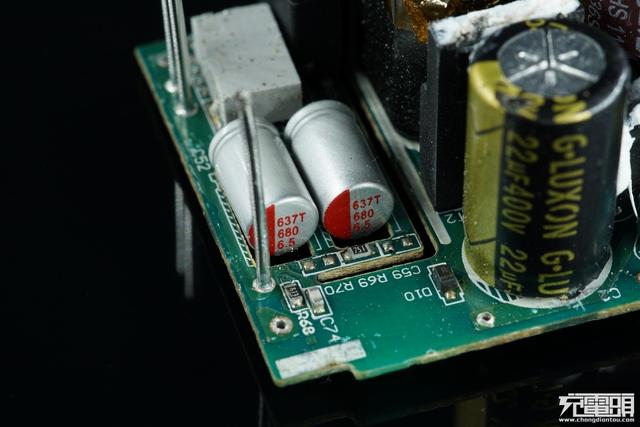 华为手机充电器，华为三口usb充电器拆解（支持UFCS融合快充与65W）