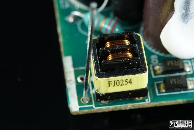 华为手机充电器，华为三口usb充电器拆解（支持UFCS融合快充与65W）