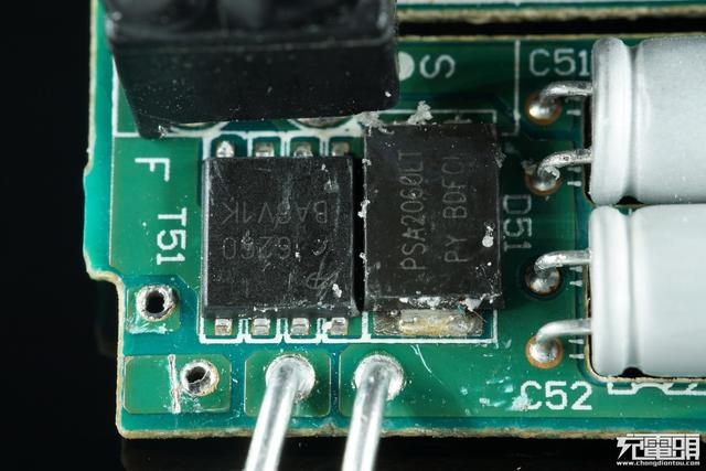 华为手机充电器，华为三口usb充电器拆解（支持UFCS融合快充与65W）