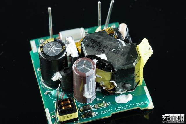 华为手机充电器，华为三口usb充电器拆解（支持UFCS融合快充与65W）