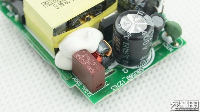 华为手机充电器，华为三口usb充电器拆解（支持UFCS融合快充与65W）