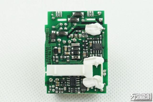 华为手机充电器，华为三口usb充电器拆解（支持UFCS融合快充与65W）