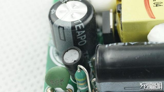 华为手机充电器，华为三口usb充电器拆解（支持UFCS融合快充与65W）