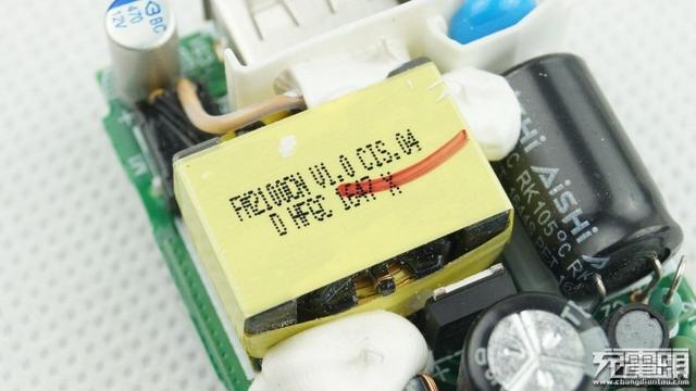 华为手机充电器，华为三口usb充电器拆解（支持UFCS融合快充与65W）