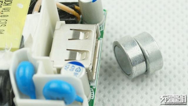 华为手机充电器，华为三口usb充电器拆解（支持UFCS融合快充与65W）