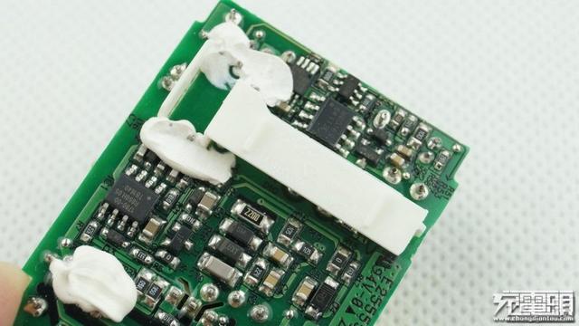 华为手机充电器，华为三口usb充电器拆解（支持UFCS融合快充与65W）