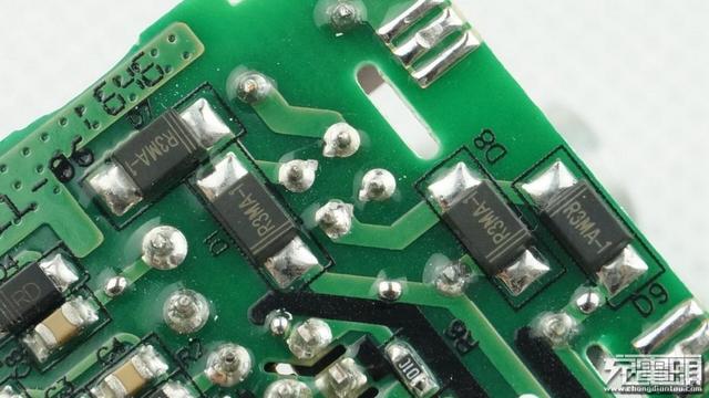 华为手机充电器，华为三口usb充电器拆解（支持UFCS融合快充与65W）