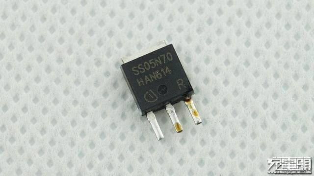 华为手机充电器，华为三口usb充电器拆解（支持UFCS融合快充与65W）