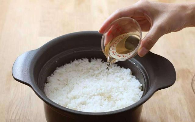 饭夹生了怎么补救，米饭夹生怎样补救（5个方法教你补救夹生饭）