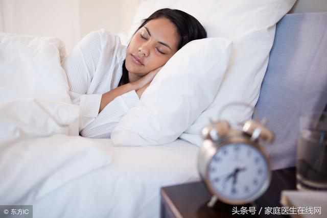 侧睡的正确姿势，怎样保持侧着睡姿（假期正确“躺平”，睡姿有讲究）