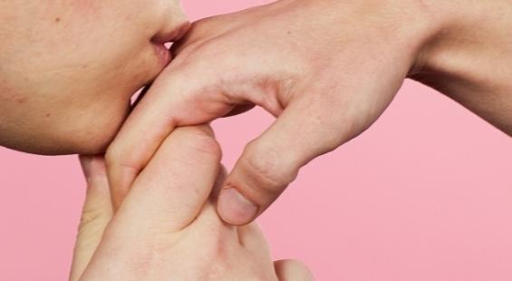 5种情侣接吻方式，女生最承受不住的五种接吻方式