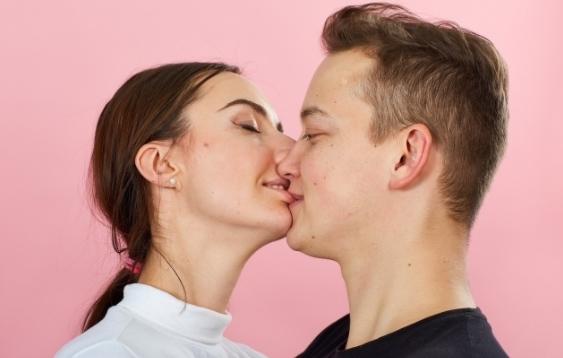 5种情侣接吻方式，女生最承受不住的五种接吻方式