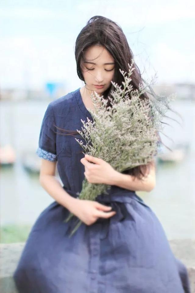 晚安句子180411：你眼中的春和秋，胜过我爱的一切山川与河流