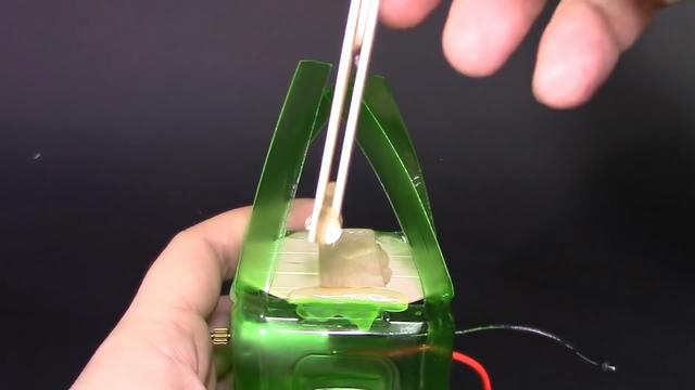 直升飞机怎么做，废物利用做飞机简单（让宝宝动手能力和好奇心兼得）