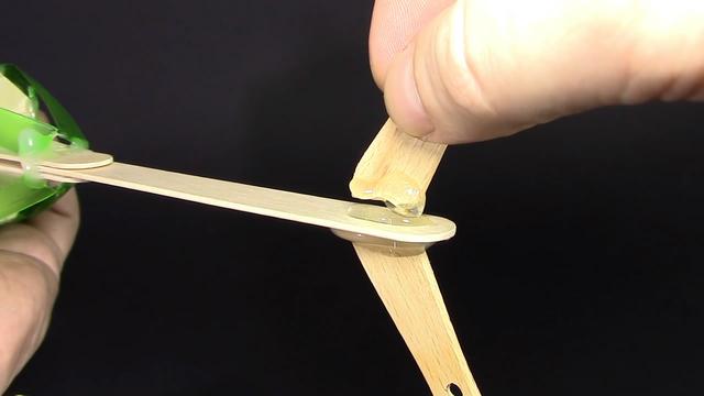 直升飞机怎么做，废物利用做飞机简单（让宝宝动手能力和好奇心兼得）