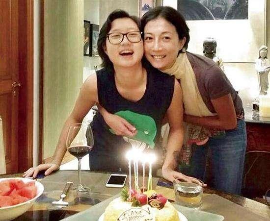 成龙接管小龙女，成龙的小龙女最近情况（成龙花4千万安置小龙女）