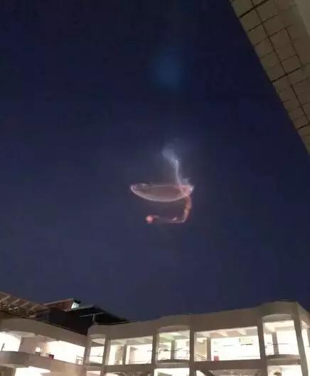 北京不明飞行物，全国夜空中现不明飞行物（河北、北京、内蒙古等多地现不明飞行物）