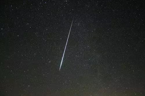 北京不明飞行物，全国夜空中现不明飞行物（河北、北京、内蒙古等多地现不明飞行物）