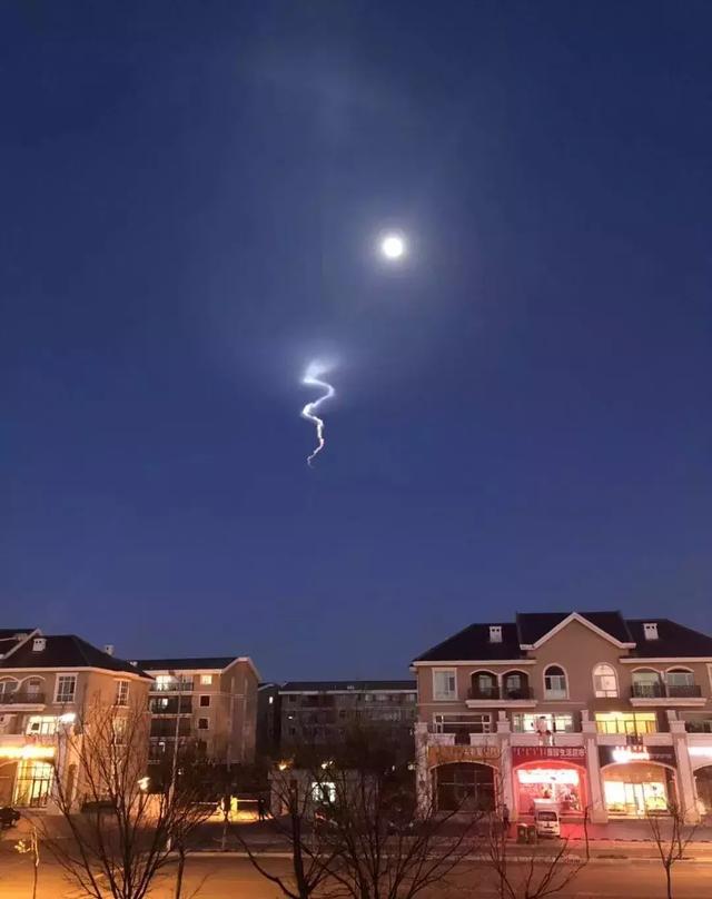 北京不明飞行物，全国夜空中现不明飞行物（河北、北京、内蒙古等多地现不明飞行物）