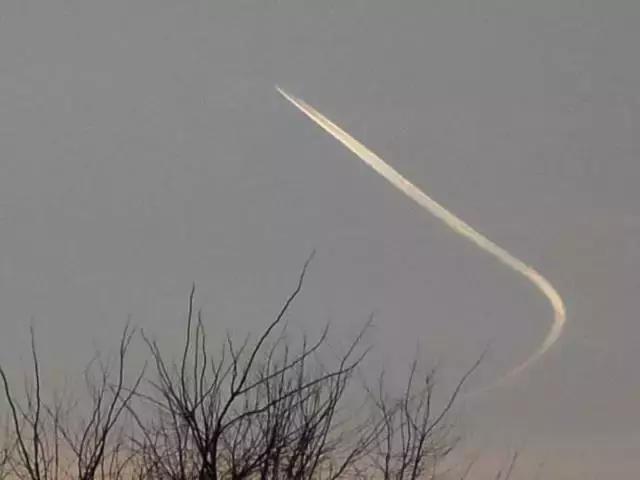 北京不明飞行物，全国夜空中现不明飞行物（河北、北京、内蒙古等多地现不明飞行物）