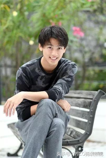 现在流行的穿搭男春夏，春夏职场男士穿搭不能随意