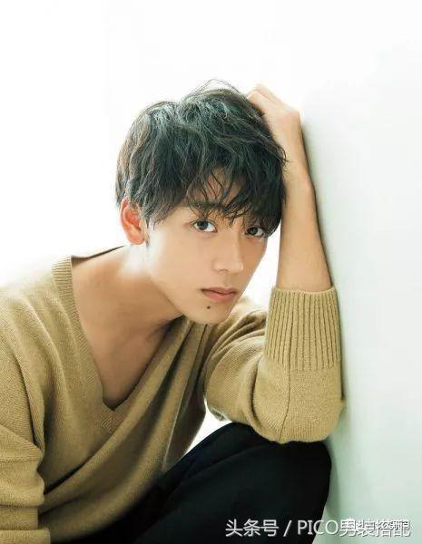 现在流行的穿搭男春夏，春夏职场男士穿搭不能随意