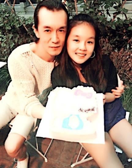 哈文是李咏老婆，李咏老婆哈文晒长发美照（李咏的妻子哈文美照）