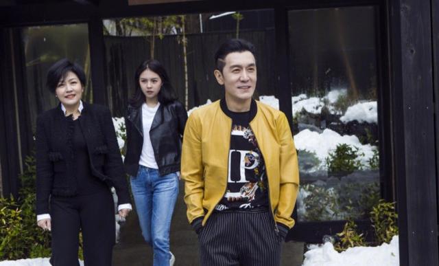 哈文是李咏老婆，李咏老婆哈文晒长发美照（李咏的妻子哈文美照）